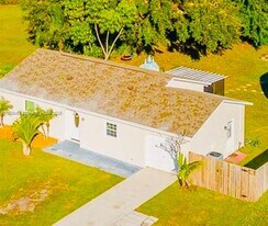 565 Justine Ave NW in Palm Bay, FL - Building Photo
