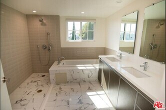106 S Kings Rd in Los Angeles, CA - Building Photo - Building Photo