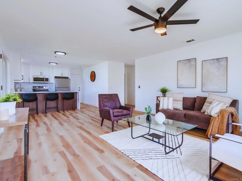 1025 Plover Way in Oceanside, CA - Building Photo