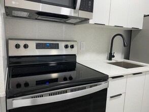 2489 SW 27th St in Miami, FL - Building Photo - Building Photo