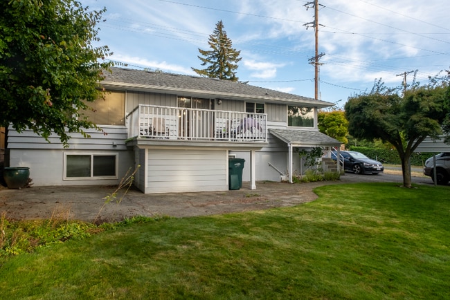1916 Bridgeport Way W in University Place, WA - Building Photo - Building Photo