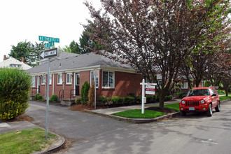 2105 NE Everett St in Portland, OR - Foto de edificio - Building Photo