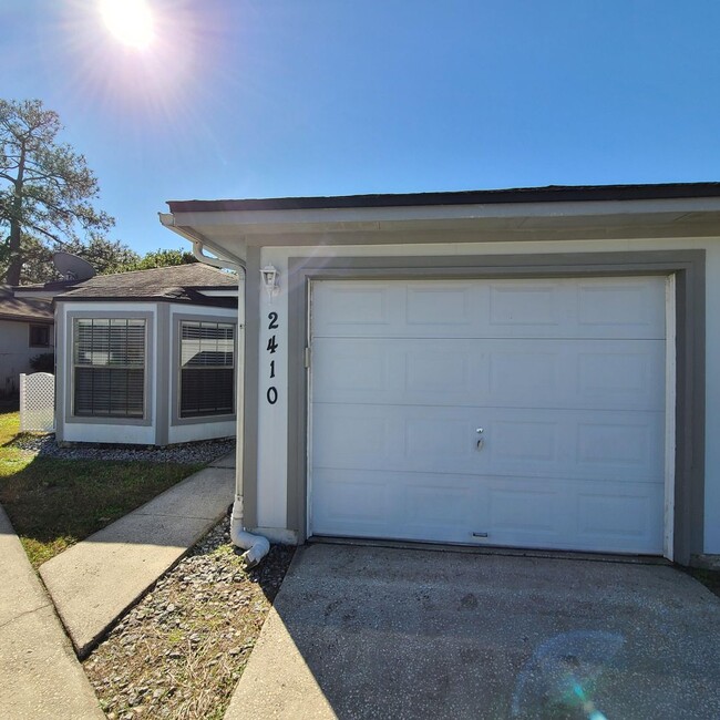 2410 Ironstone Dr W in Jacksonville, FL - Foto de edificio - Building Photo