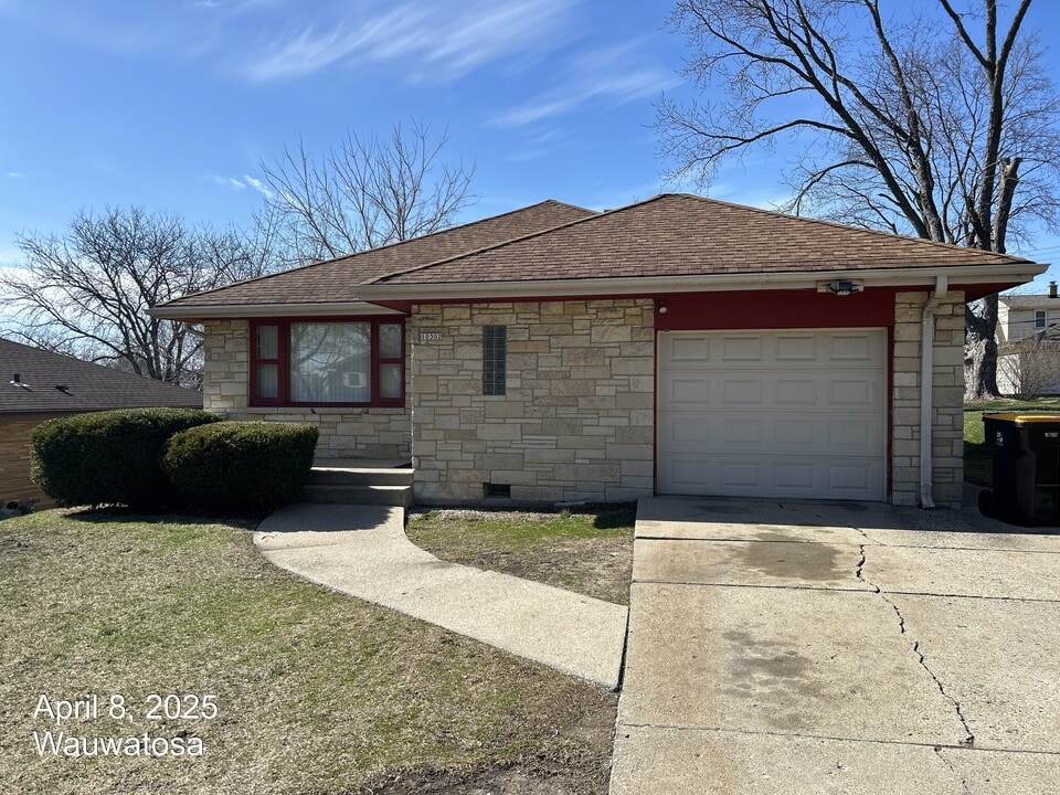 10302 W Sunset Ave in Wauwatosa, WI - Building Photo