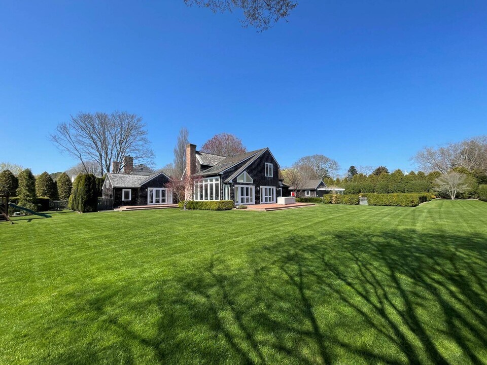 176 Sayre's Path in Wainscott, NY - Building Photo
