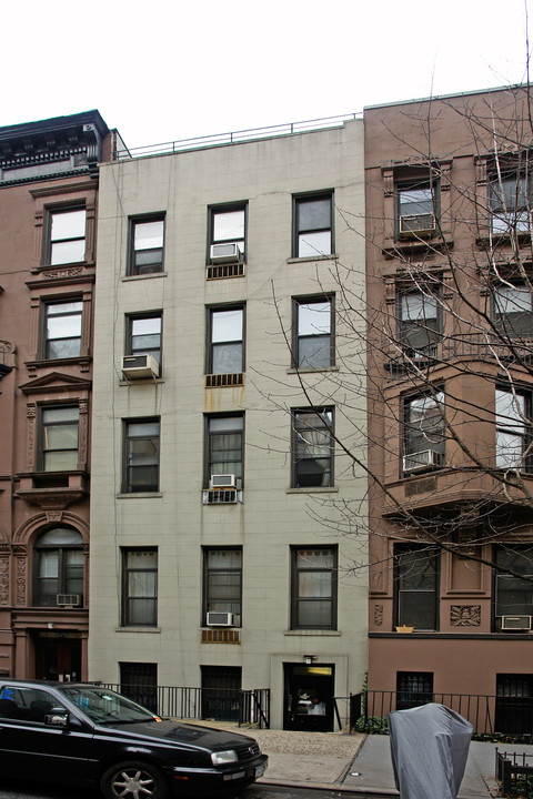 128 W 71st St in New York, NY - Building Photo