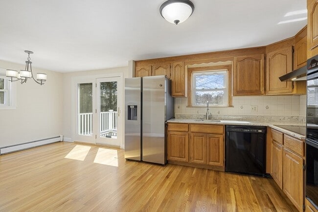 160 Ravenswood Rd in Waltham, MA - Building Photo - Building Photo