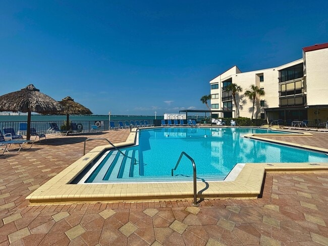 5724 La Puerta Del Sol Blvd S in St. Petersburg, FL - Building Photo - Building Photo