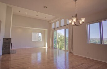 5678 Como Cir in Los Angeles, CA - Building Photo - Building Photo