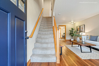 2507 E Burnside St in Portland, OR - Building Photo - Interior Photo