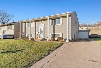 5005 44th Ave in Moline, IL - Building Photo - Building Photo