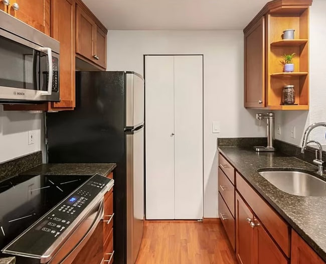 2244 13th Ave W, Unit 216 in Seattle, WA - Building Photo - Building Photo