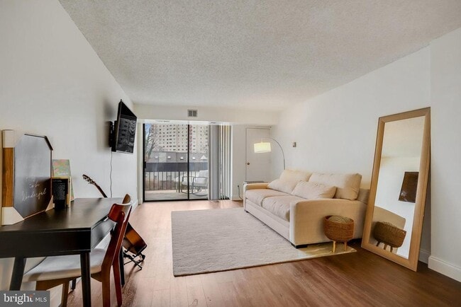 5300 Holmes Run Pkwy in Alexandria, VA - Building Photo - Building Photo