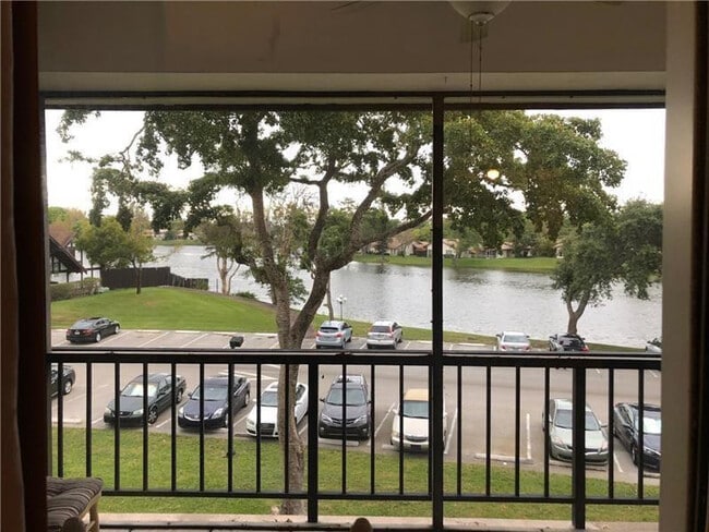 3690 Inverrary Dr in Lauderhill, FL - Building Photo - Building Photo