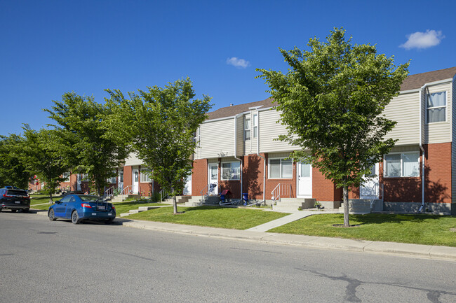 717 1 St SW in High River, AB - Building Photo - Primary Photo