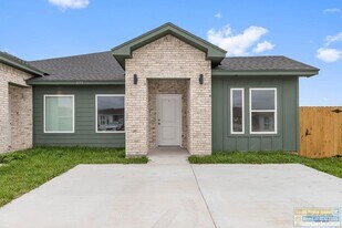 690 Seminole Ln in Brownsville, TX - Building Photo