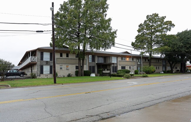 Spanish Vista Apartments in Grand Prairie, TX - Foto de edificio - Building Photo