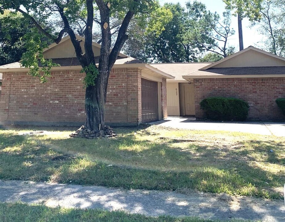 6102 Fallengate Dr in Spring, TX - Building Photo