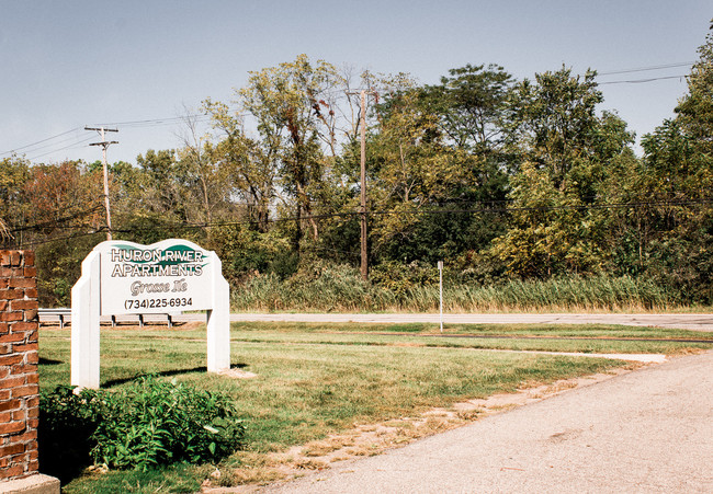 10033 Groh Rd-Unit -34 - UPG in Grosse Ile, MI - Foto de edificio - Building Photo