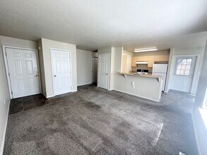 214 N Avenger Ln in Boise, ID - Foto de edificio - Building Photo