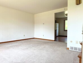 25 Oakridge Dr in West Seneca, NY - Building Photo - Building Photo
