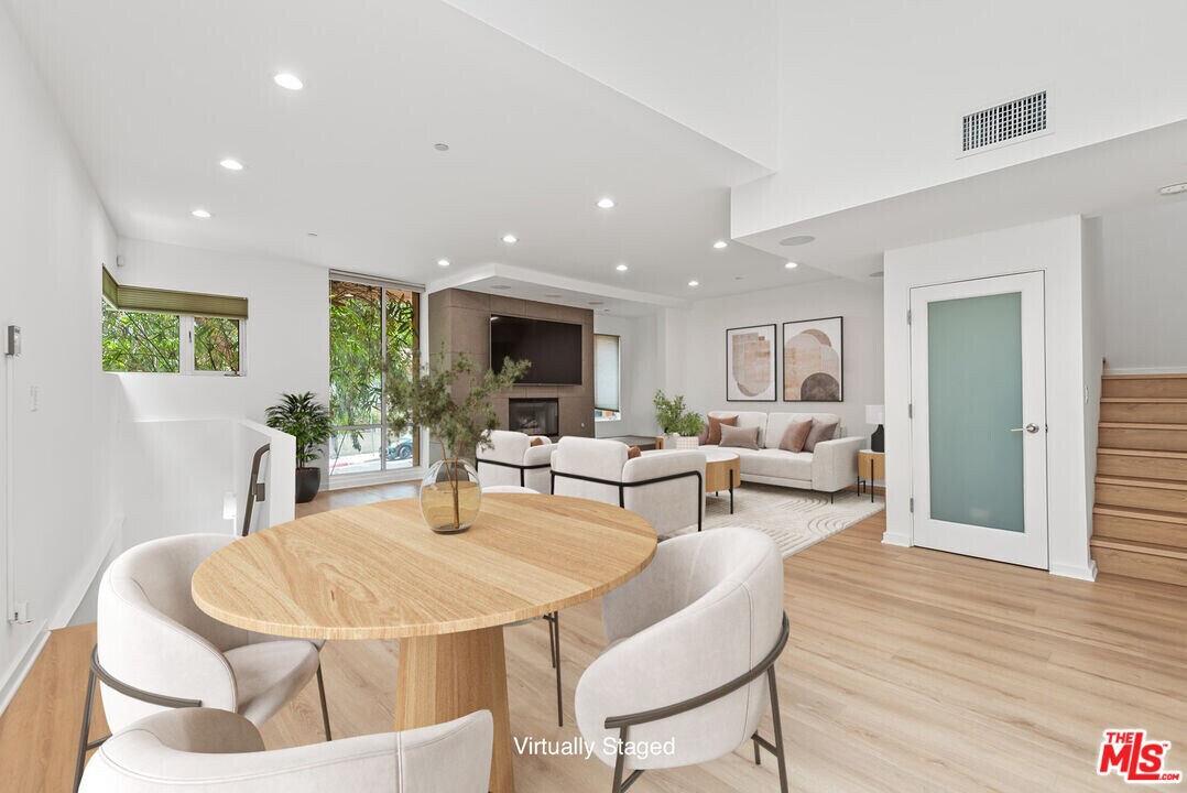 900 N W Knoll Dr in West Hollywood, CA - Building Photo
