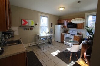 380 Broadway, Unit 2 in Somerville, MA - Foto de edificio - Building Photo