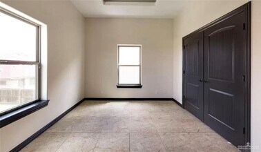 1205 E Olympia Ave in McAllen, TX - Foto de edificio - Building Photo