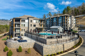 Enclave Piney Mountain in Asheville, NC - Building Photo - Building Photo