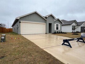 221 Wirecrested Dr in Lockhart, TX - Building Photo