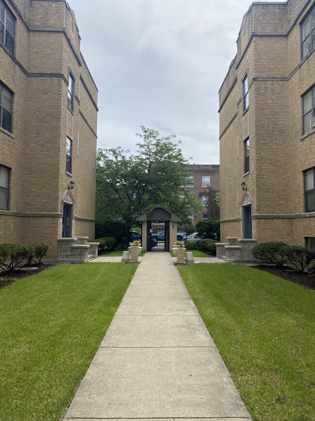 4928 N Kedzie Ave, Unit 2E in Chicago, IL - Foto de edificio - Building Photo