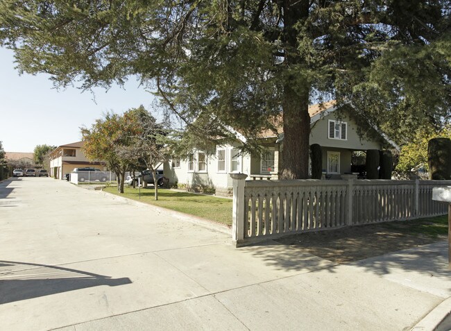 1445 S Palomares St in Pomona, CA - Foto de edificio - Building Photo