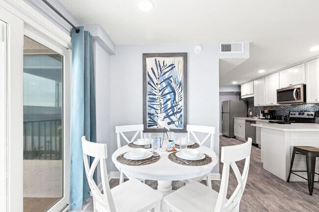 8743 Thomas Dr in Panama City Beach, FL - Foto de edificio - Building Photo