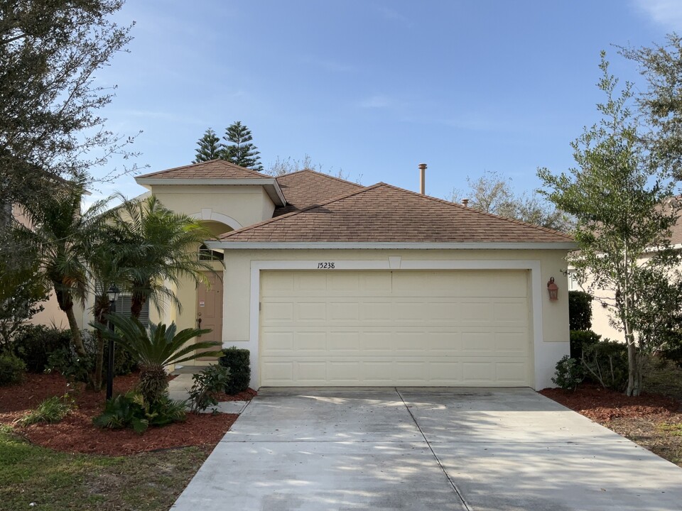 15238 Searobbin Dr in Lakewood Ranch, FL - Building Photo