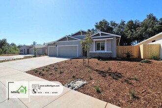 3651 Ginny Ct in Redding, CA - Foto de edificio - Building Photo