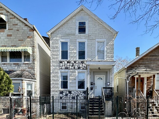 1731 N Mozart St, Unit J06P in Chicago, IL - Foto de edificio - Building Photo