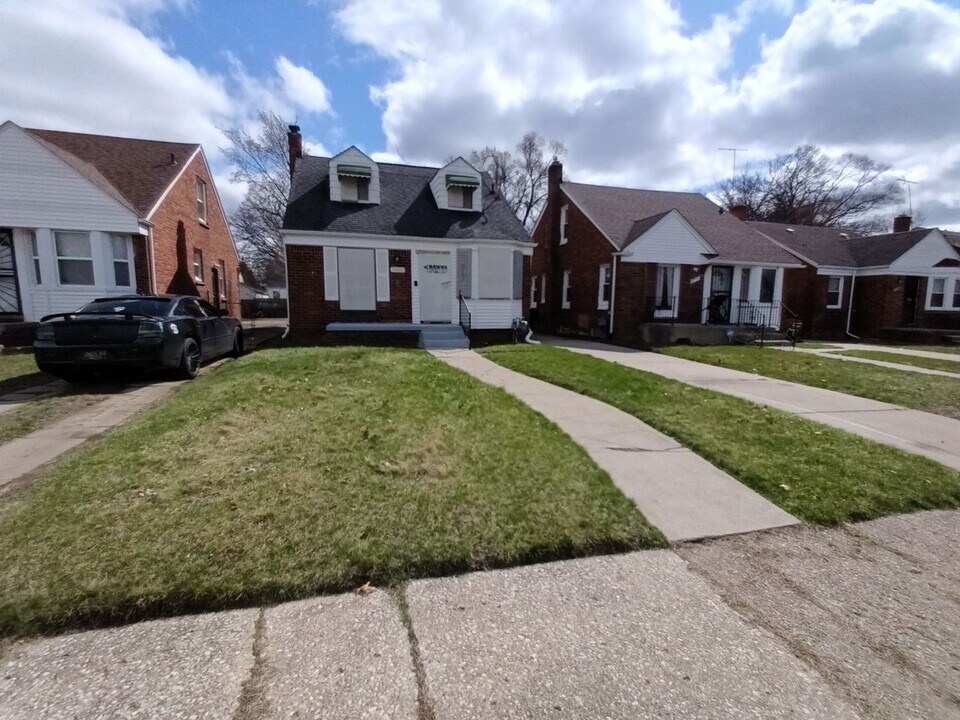 19802 San Juan Dr in Detroit, MI - Building Photo