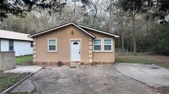 5753 Pinehurst Dr in Montgomery, TX - Building Photo