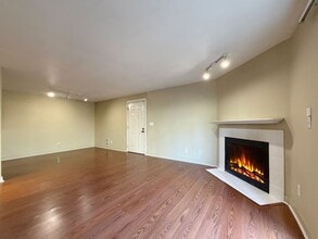 16817 Larch Way in Lynnwood, WA - Building Photo - Building Photo