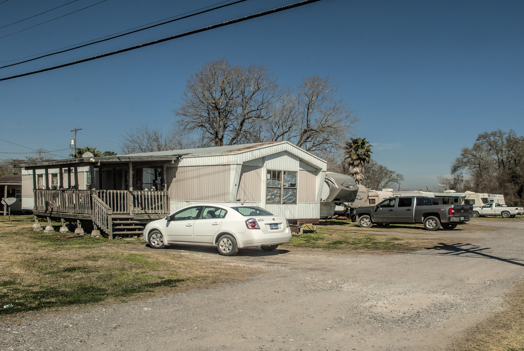 3410 N Twin City Hwy in Nederland, TX - Building Photo