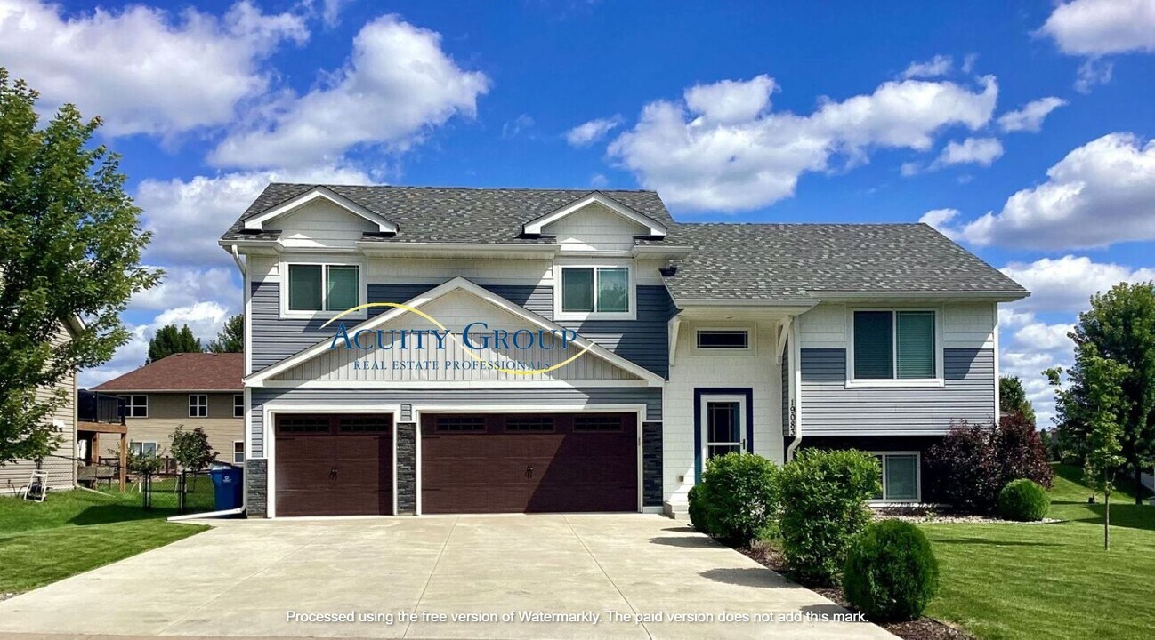 19083 Johnson St in Elk River, MN - Building Photo
