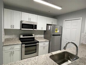 5483 Vineland Rd in Orlando, FL - Building Photo - Building Photo