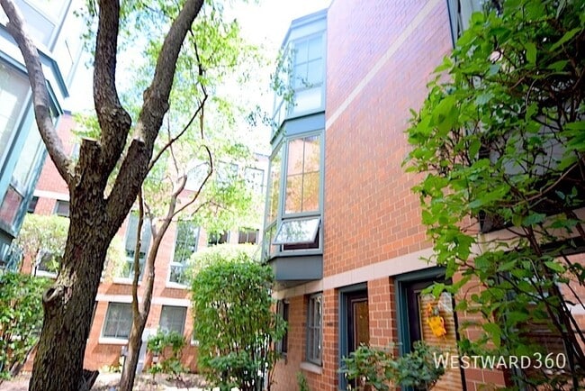 property at 2707 N Lincoln Ave