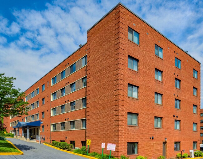 The Glens on Battery Lane in Bethesda, MD - Building Photo - Building Photo
