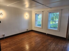 307 W Wisconsin Ave in Pewaukee, WI - Building Photo - Building Photo