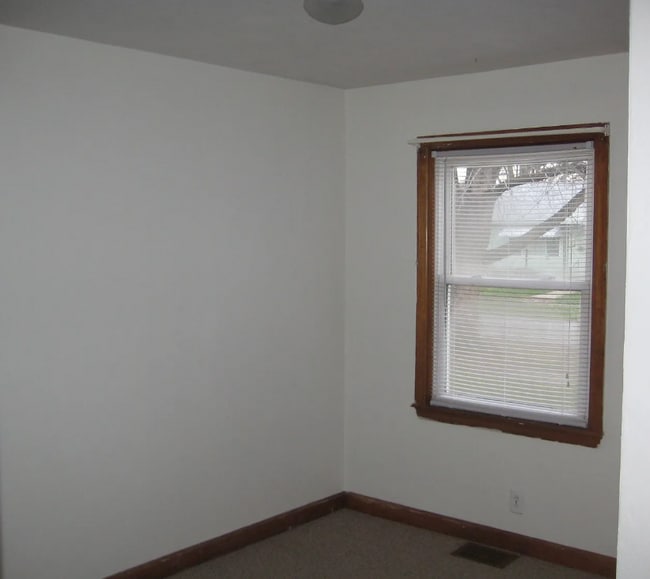 11 N Seymour St in Sullivan, IL - Foto de edificio - Building Photo