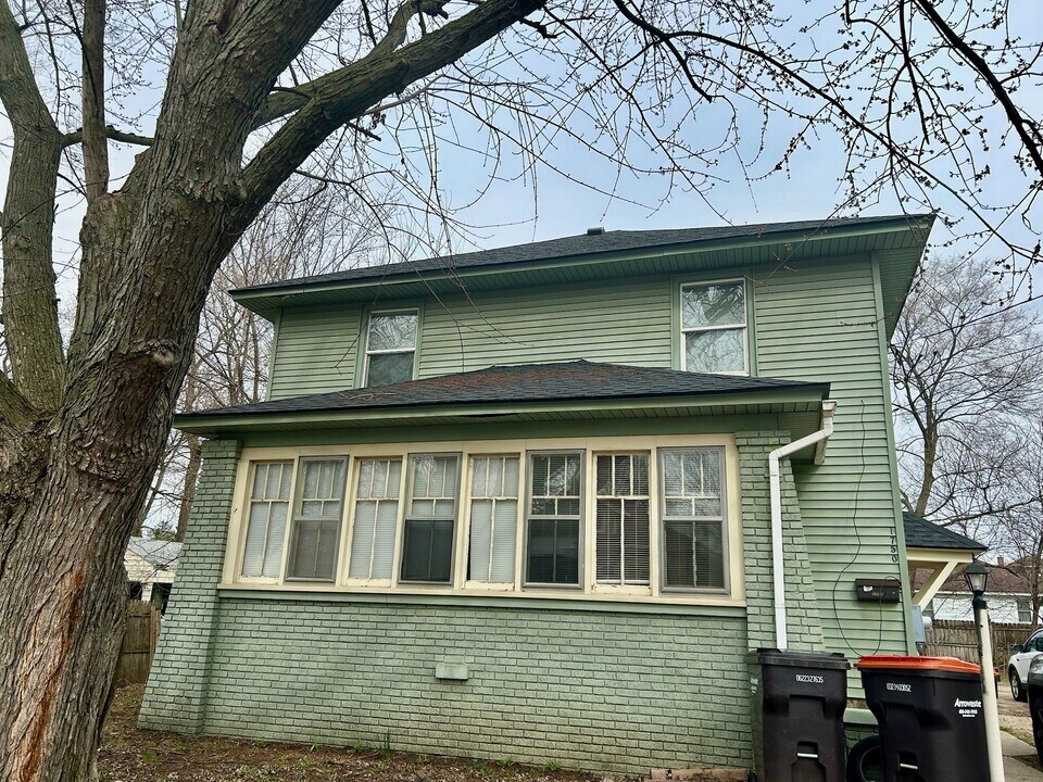 1750 Berkley Ave SW, Unit Unit 2 in Wyoming, MI - Building Photo