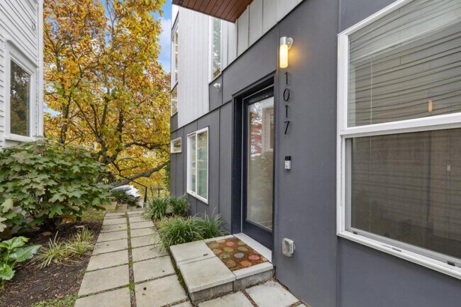 1017 W Crockett St in Seattle, WA - Building Photo - Building Photo