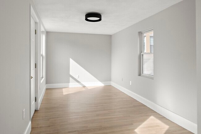 64 Trenton St, Unit 3 in Boston, MA - Building Photo - Building Photo