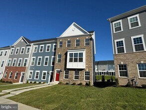 1809 Parham Wy in Woodlawn, MD - Foto de edificio - Building Photo